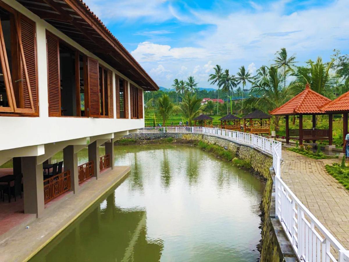 Grand Harvest Resort & Villas Banyuwangi  Buitenkant foto